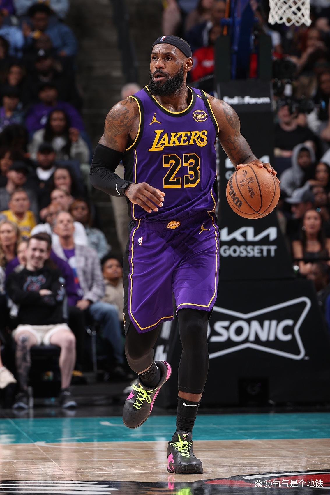 Yabo詹姆斯回归赛场，精彩发挥首场状态亮眼，西班牙队观众沸腾！的简单介绍