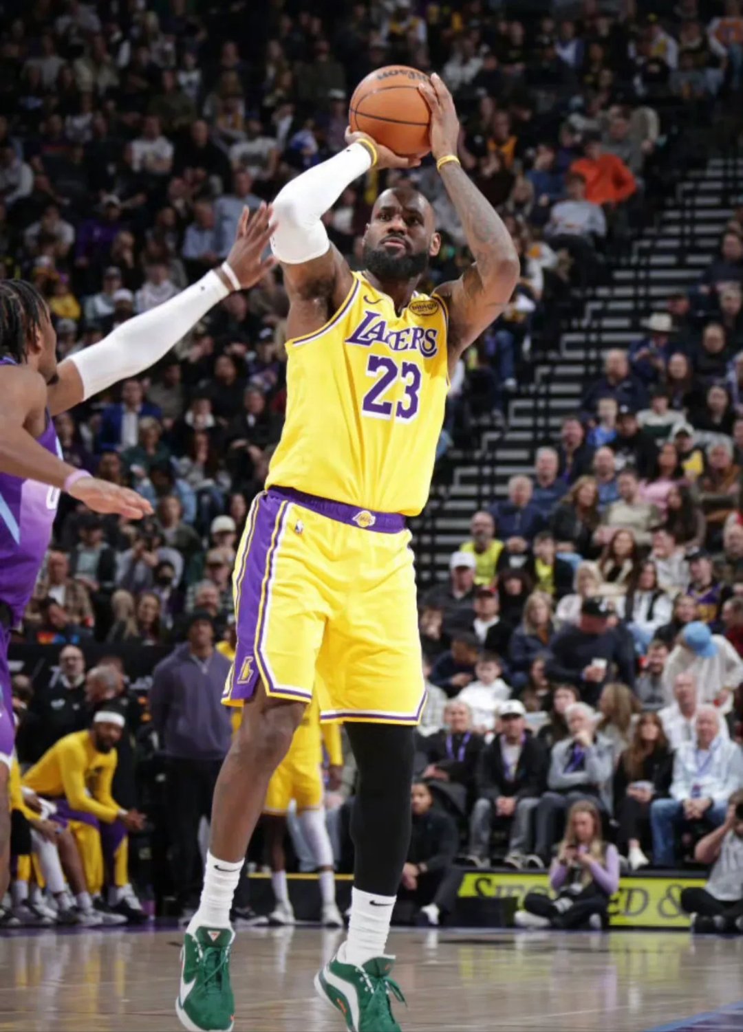 詹姆斯回归赛场，精彩发挥首场状态亮眼，西班牙队观众沸腾！的简单介绍